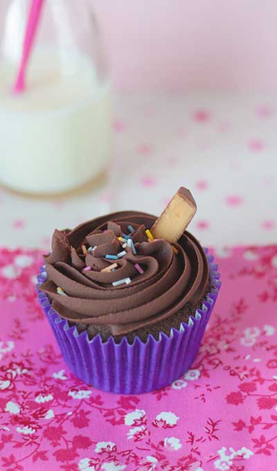 Butterscotch sauce with burnt-butter bananas and ice-cream